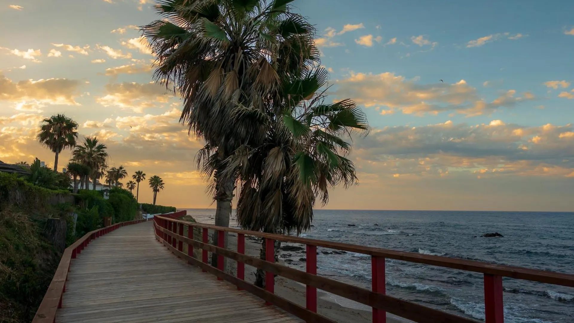 Newly Renovated 2 Bedroom Beachfront House Sitio de Calahonda Lägenhet