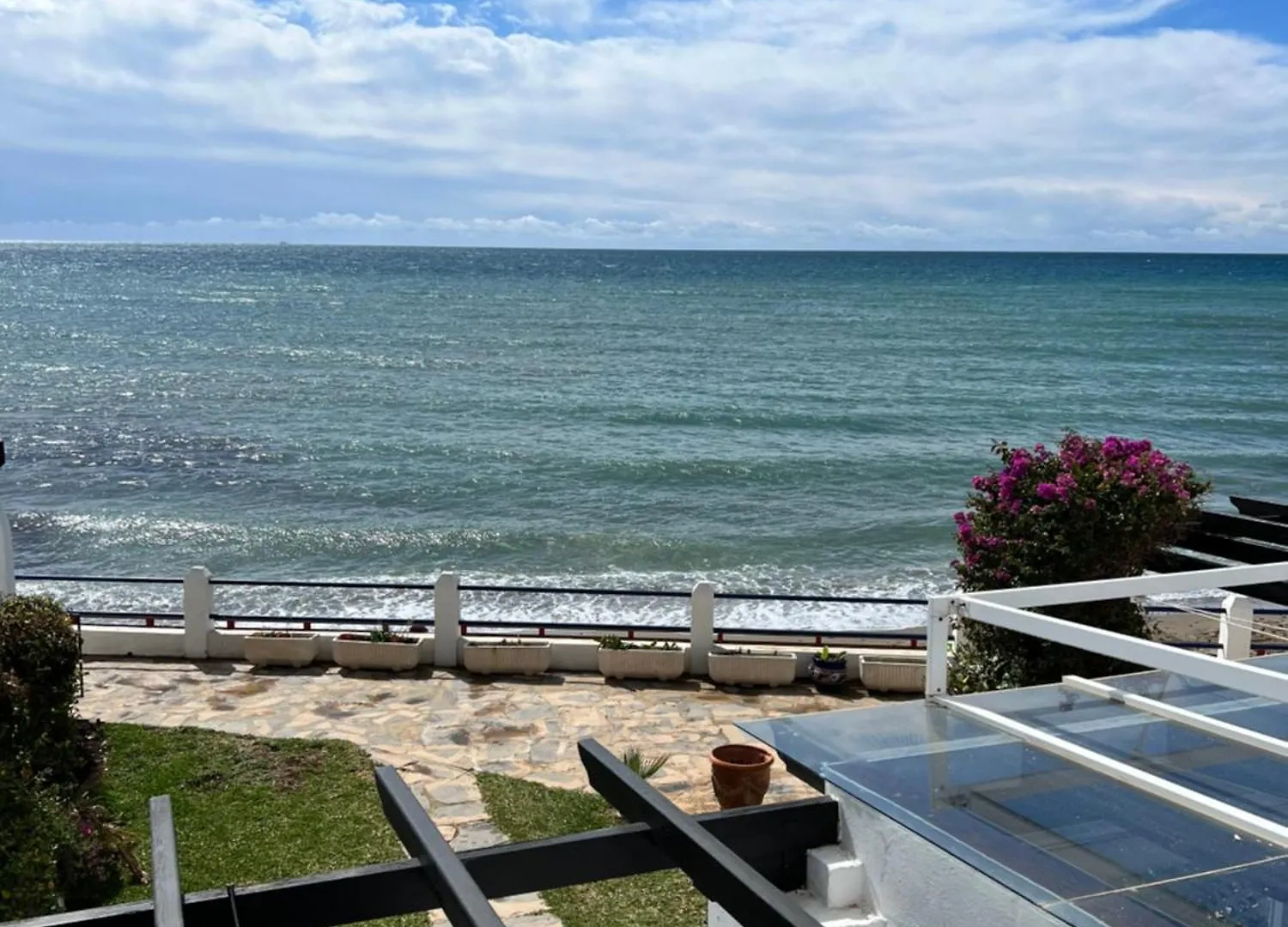 Newly Renovated 2 Bedroom Beachfront House Sitio de Calahonda Apartment