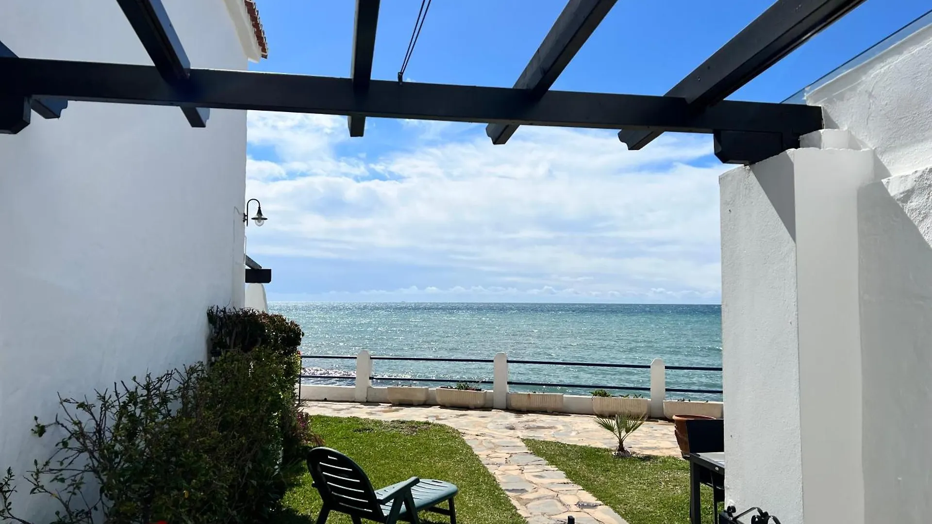 Newly Renovated 2 Bedroom Beachfront House Sitio de Calahonda