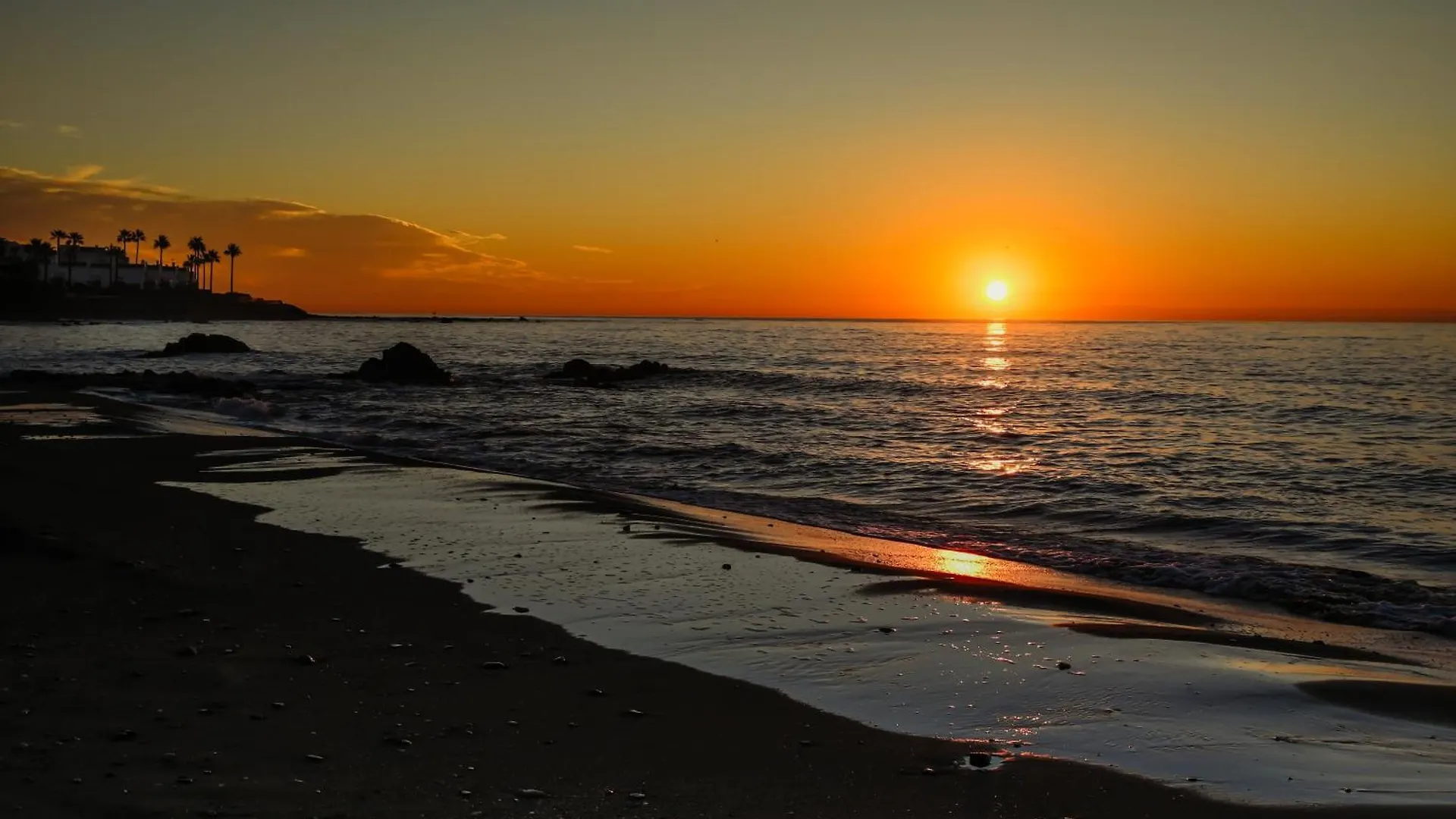 Newly Renovated 2 Bedroom Beachfront House Sitio de Calahonda